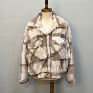 NWT Jade & Ivory by 26 International faux fur jacket women’s sz M